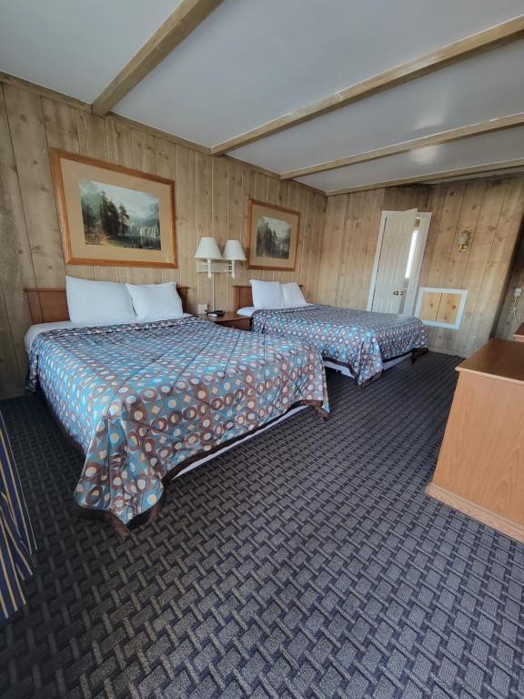 a hotel room with two beds in a room at Townhouse Motel in Bishop