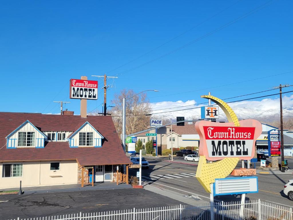 a restaurant with a giant banana noodle sign in front of a building at Townhouse Motel in Bishop