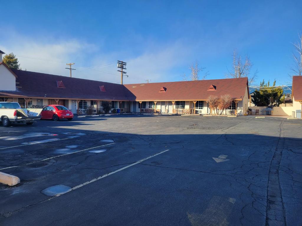an empty parking lot in front of a building at Townhouse Motel in Bishop