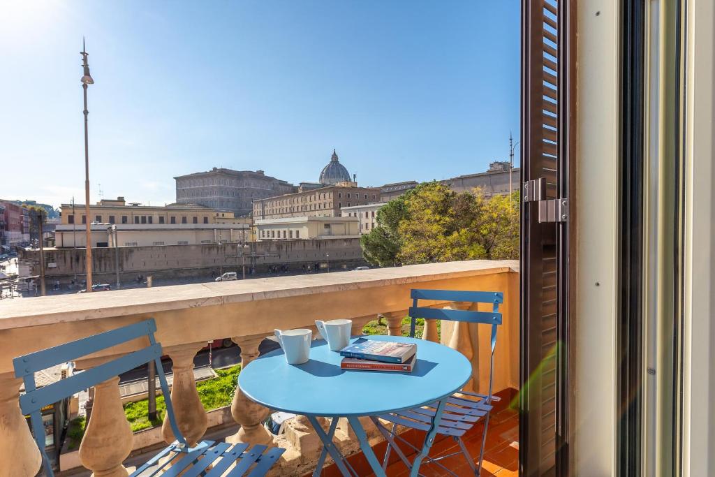 ローマにあるSt. Peter Grand Suiteの市街の景色を望むバルコニー(テーブル、椅子付)