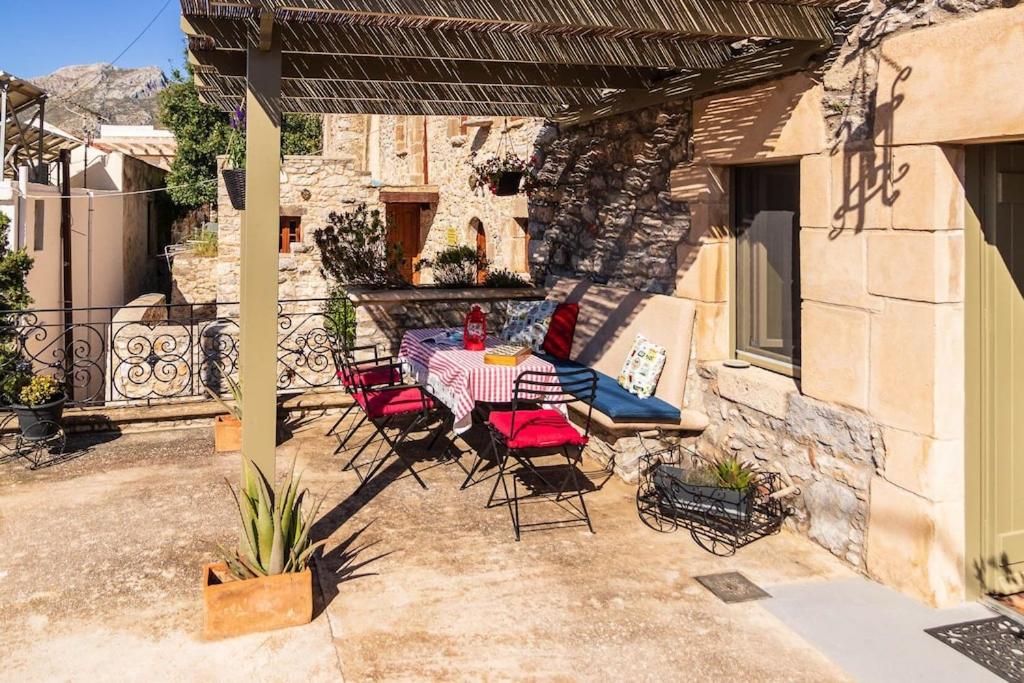 Patio nebo venkovní prostory v ubytování ILAKATI House, Megalo Horio village, Tilos Island