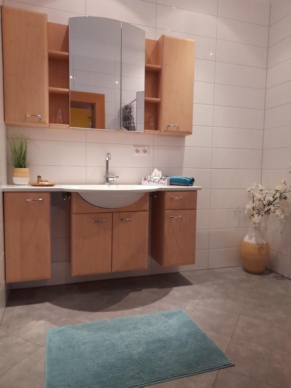 A cozinha ou kitchenette de Gasthaus zum Fuchs - Familie Andrä