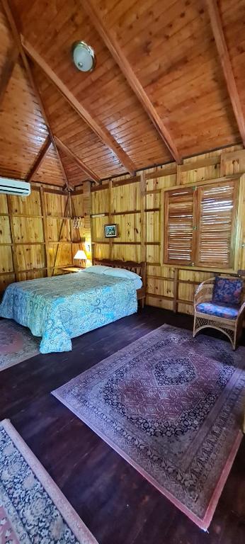 una camera con un letto in una cabina di legno di Ciudad Perdida EcoLodge a Cahuita