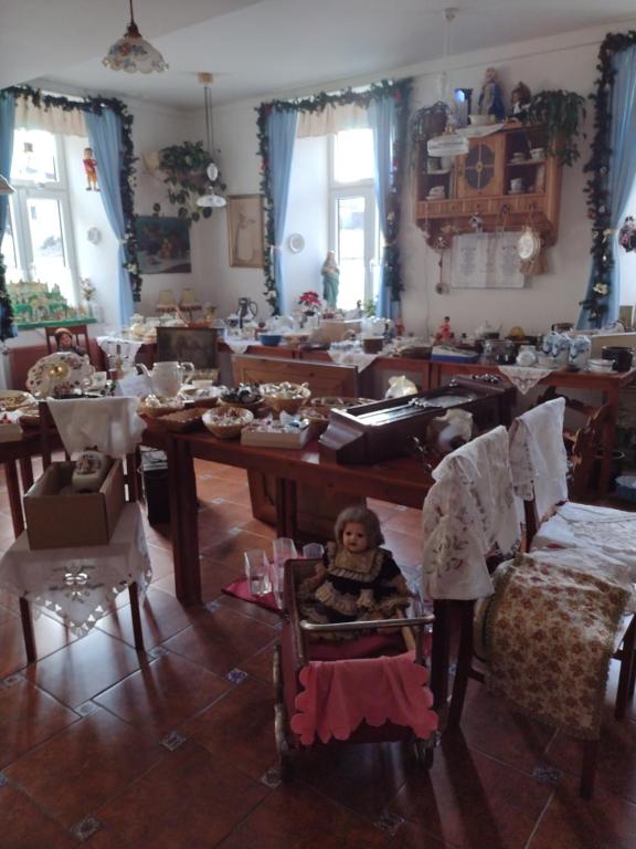 Część wypoczynkowa w obiekcie Restaurace a penzion Ubrousku prostři se