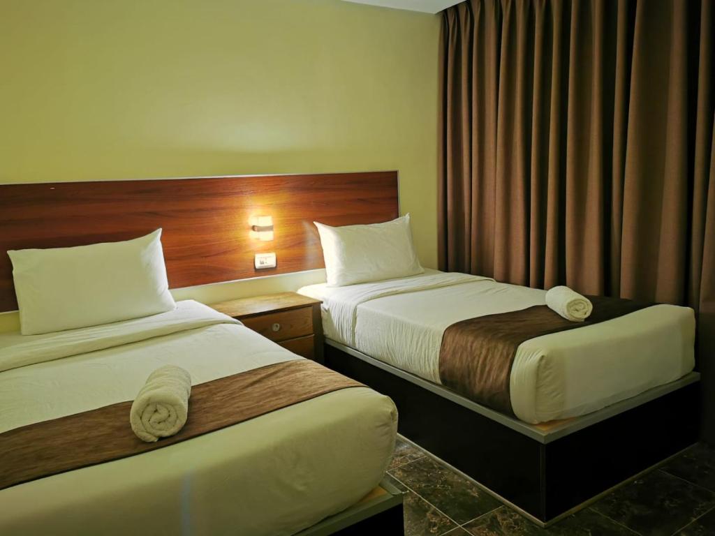 Łóżko lub łóżka w pokoju w obiekcie TAJ Hotel