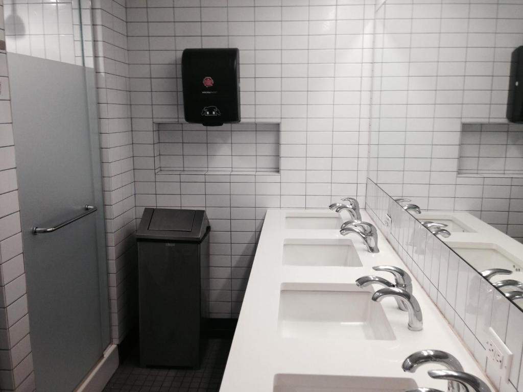 Ein Badezimmer in der Unterkunft West Side YMCA