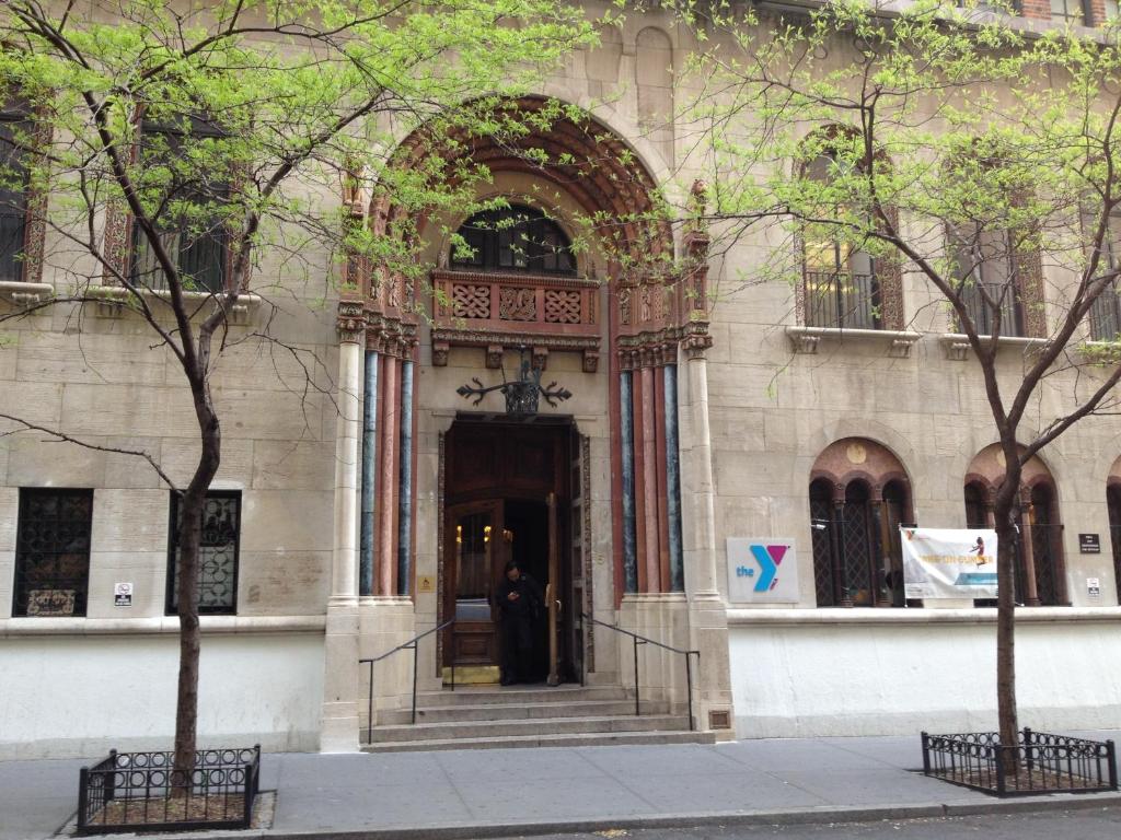 La fachada o entrada de West Side YMCA