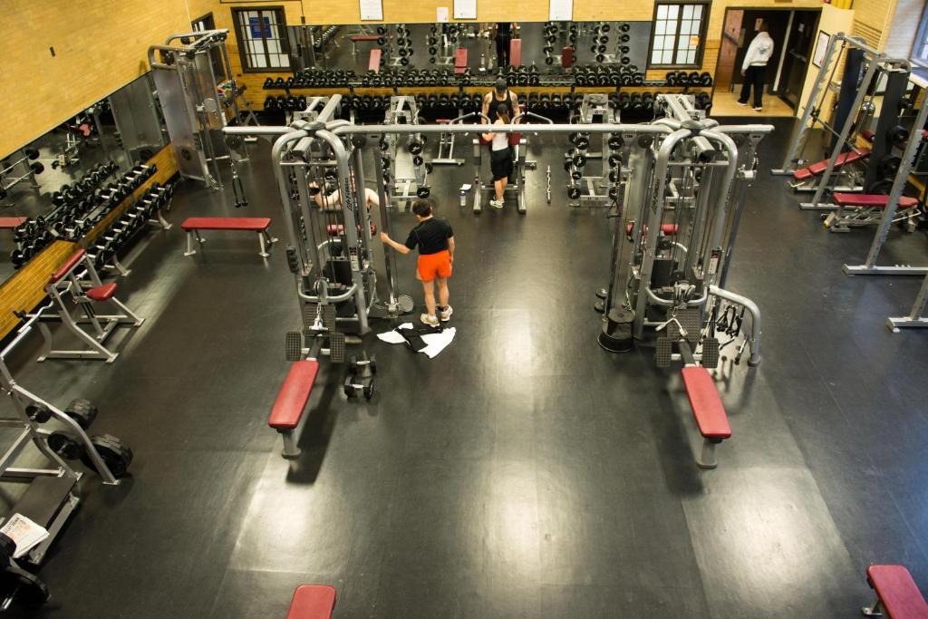 Das Fitnesscenter und&#47;oder die Fitnesseinrichtungen in der Unterkunft West Side YMCA
