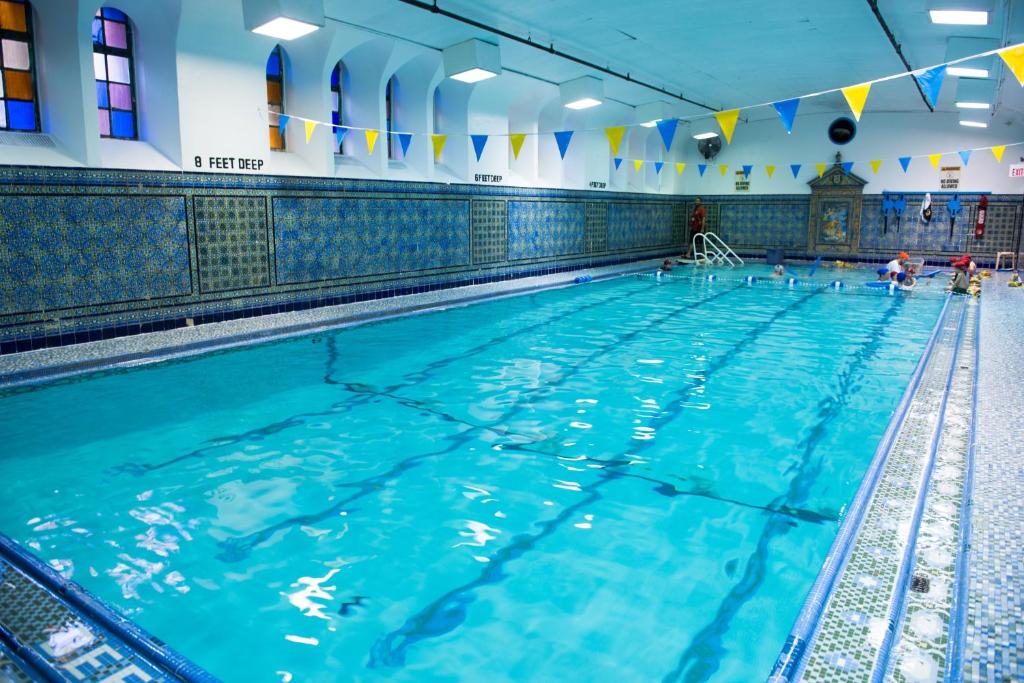 La alberca dentro o cerca de West Side YMCA