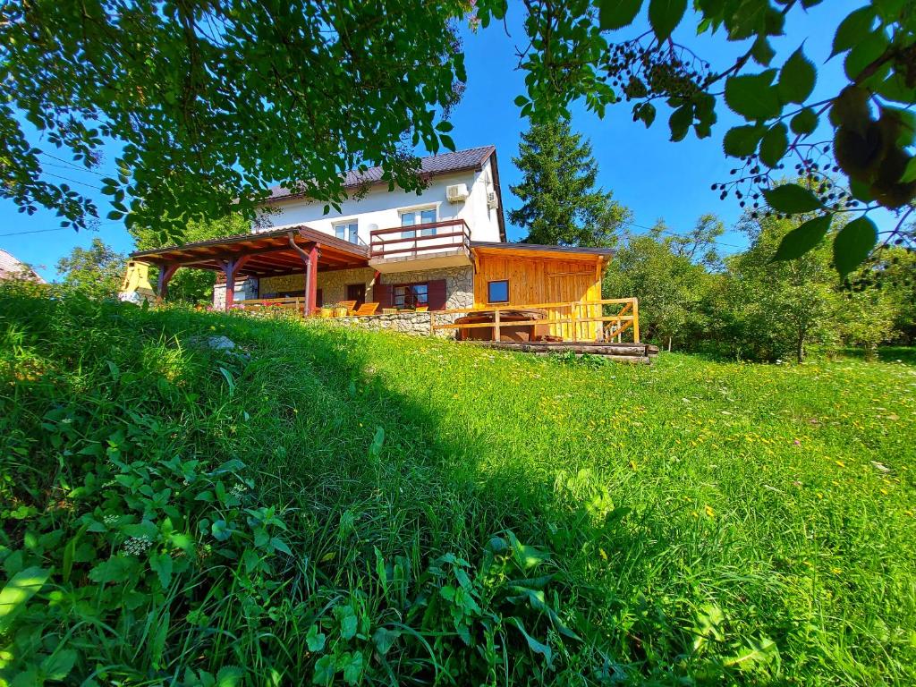 Vonkajšia záhrada v ubytovaní Peter's Pine Cottage