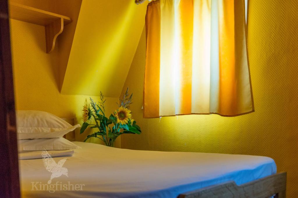 Postel nebo postele na pokoji v ubytování Hotel Plutitor Kingfisher