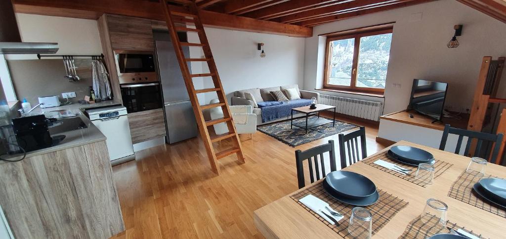 uma cozinha e uma sala de estar com uma escada em Dúplex amb altell de luxe + parking (Taüll) em Taull