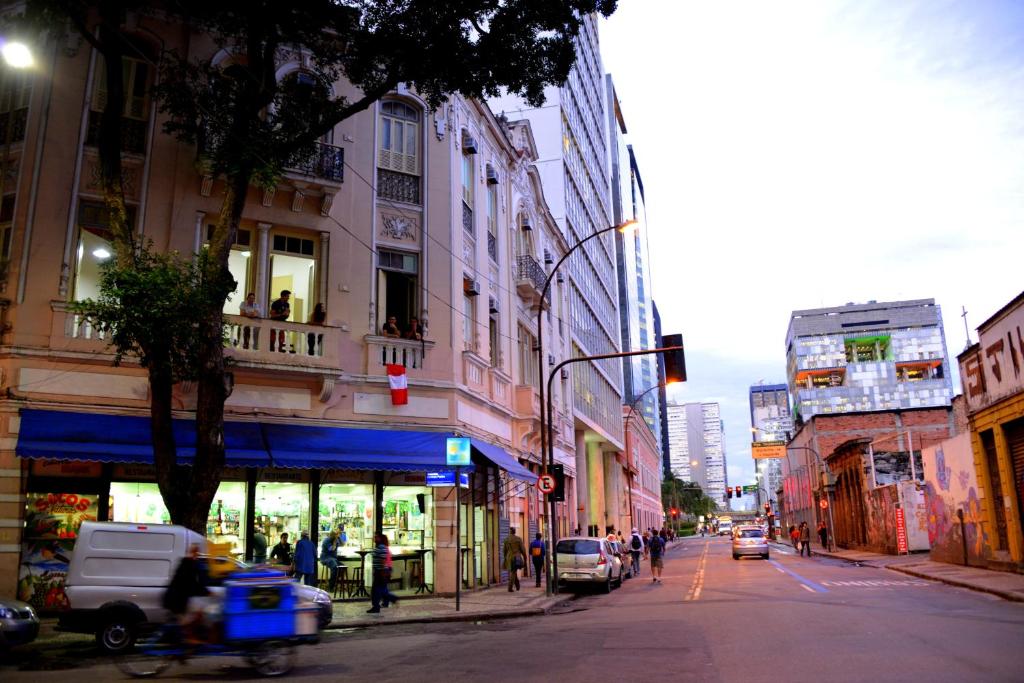 una concurrida calle de la ciudad con edificios y coches en la carretera en Massape Rio Hostel, en Río de Janeiro
