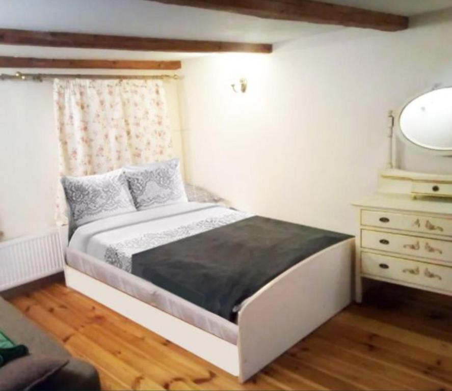 een kleine slaapkamer met een bed en een televisie bij Apartament Stronie Śląskie in Stronie Śląskie