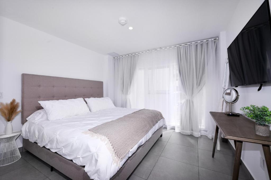 Postel nebo postele na pokoji v ubytování Stylish luxury condo, central location, ocean view, pool, gym