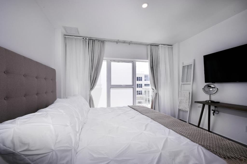 Postel nebo postele na pokoji v ubytování Stylish luxury condo, central location, ocean view, pool, gym