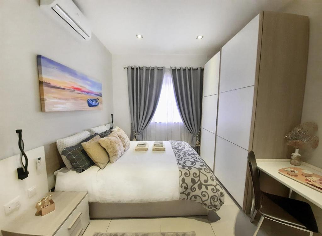 Postel nebo postele na pokoji v ubytování Cozy Rooms - Great Bus Connections - Free Parking