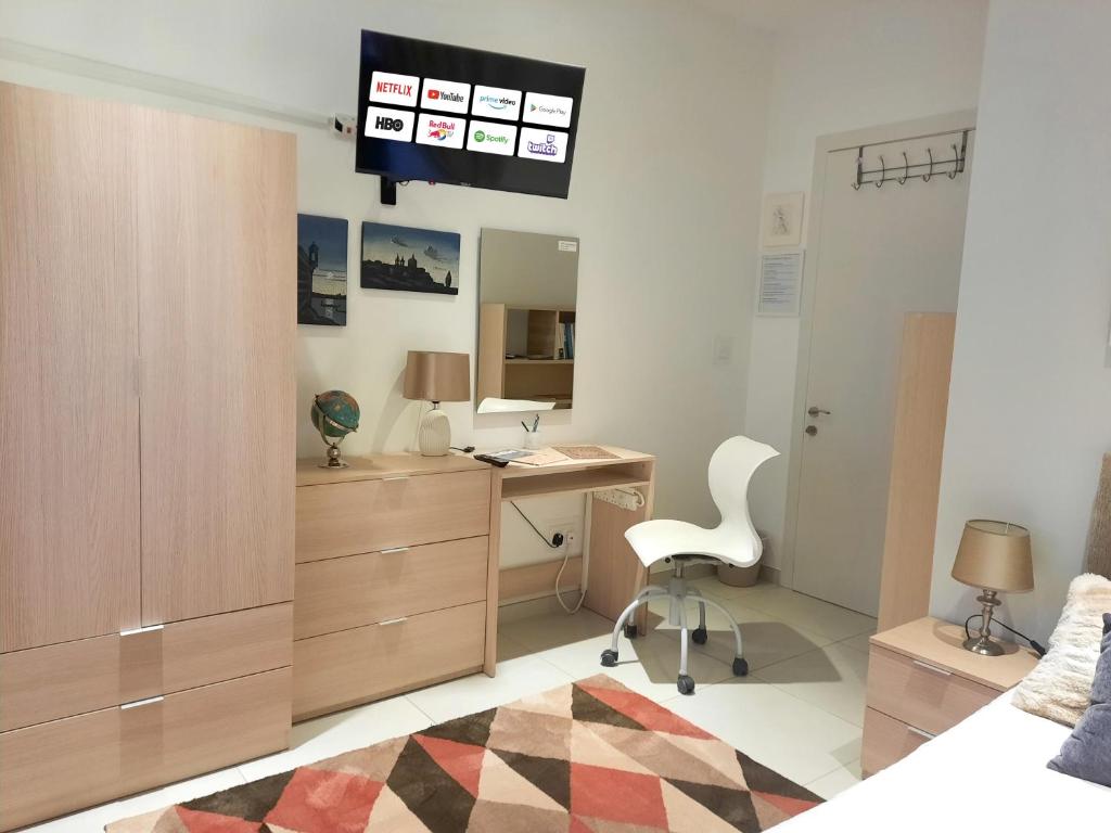 Postel nebo postele na pokoji v ubytování Cozy Rooms - Great Bus Connections - Free Parking