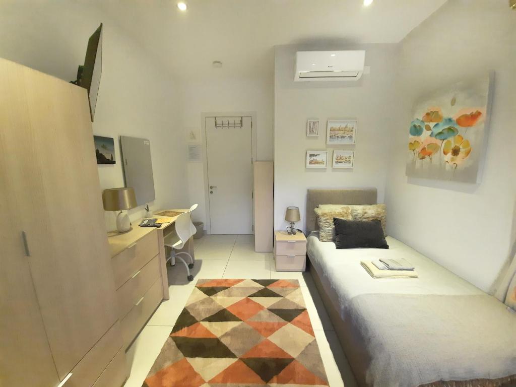 Postel nebo postele na pokoji v ubytování Cozy Rooms - Great Bus Connections - Free Parking
