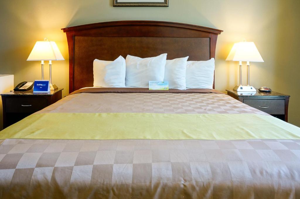 Harbor Inn & Suites - Deluxe King Studio Suite - Non-Smoking