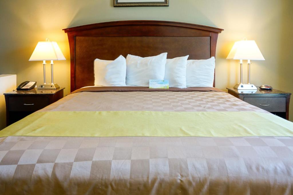 Harbor Inn & Suites - King Room With Mobility/Hearing Impaired Access - Non-Smoking