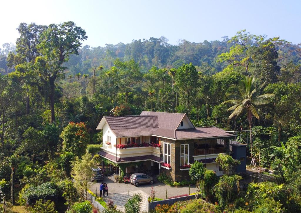 una vista aerea di una casa nella foresta di Flower Valley Plantation Homestay a Munnar