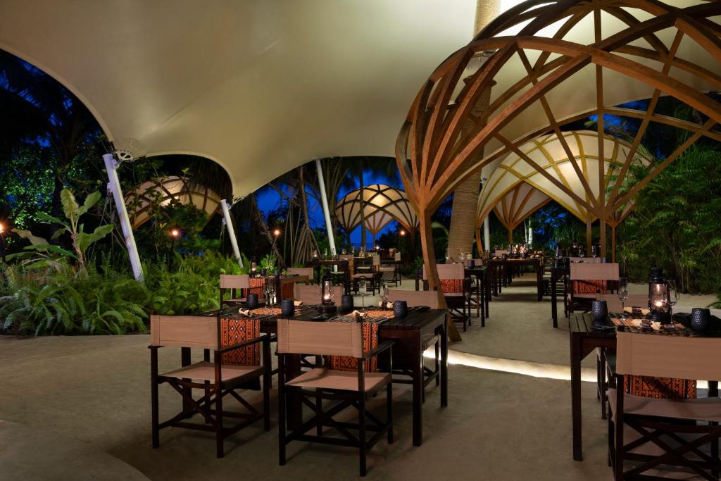 Restaurace v ubytování Niyama Private Islands Maldives - 25 percent off on Seaplane for minimum stay of 7 nights and more for stays until 20 October 2025