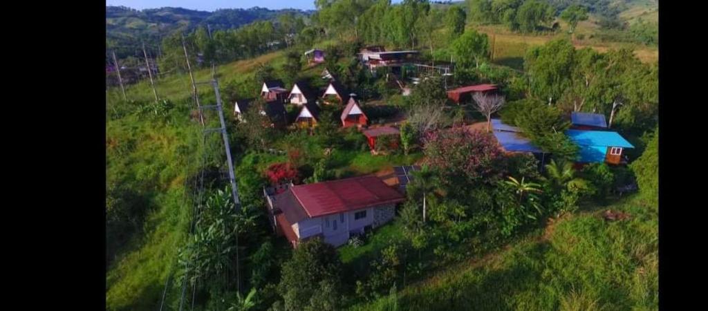 Vue aérienne d'une maison sur une colline dans l'établissement เขาค้อ อันนาอิม รีสอร์ท, à Ban Thung Samoe