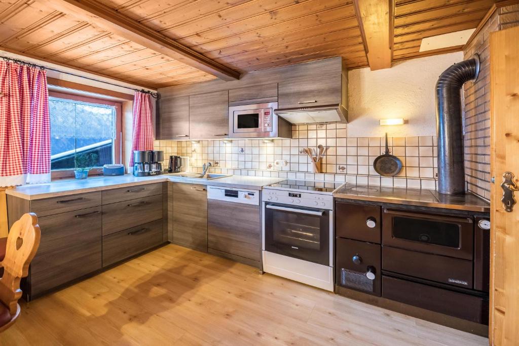 Kuchyňa alebo kuchynka v ubytovaní Großes App Chalet Bergprinzessin