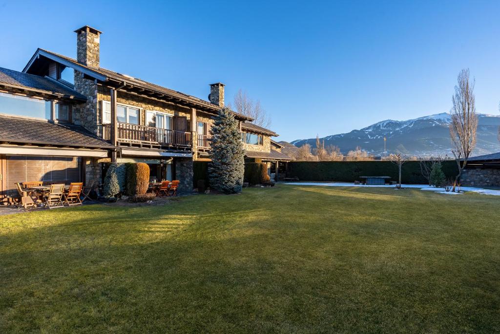 un gran patio frente a una casa en Casa Fontanals de Cerdanya, en Soriguerola