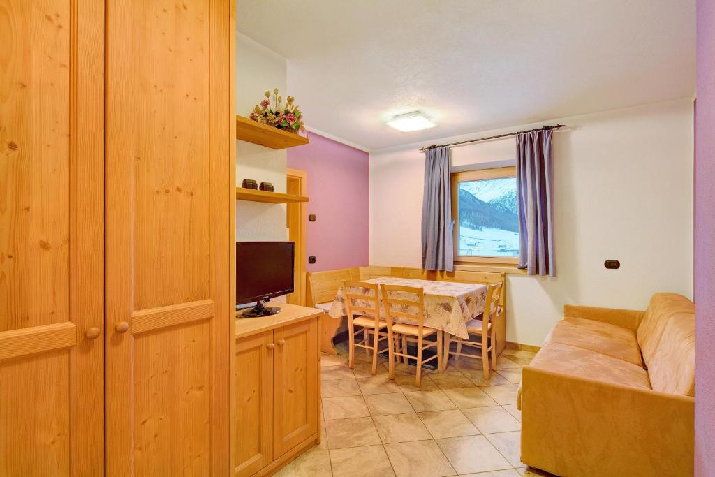 een woonkamer met een bank en een tafel bij Viola in Livigno