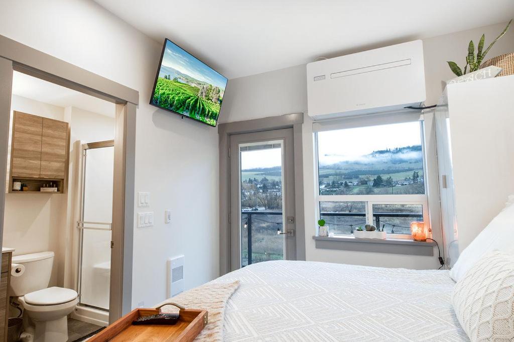 um quarto com uma cama e uma televisão de ecrã plano em Vita Resort on Lake Okanagan em Vernon