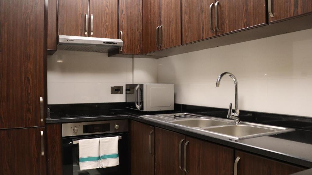 Kuchyň nebo kuchyňský kout v ubytování Al Riyadh Hotel Apartments
