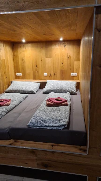 弗伦斯堡Flensburg City - 24h的小木屋内的两张床和毛巾