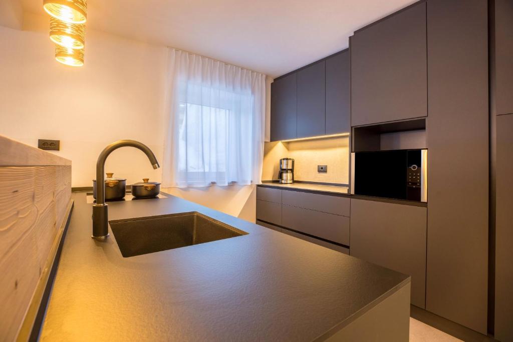Kuchyňa alebo kuchynka v ubytovaní Apartments Armeri Black Dolomites