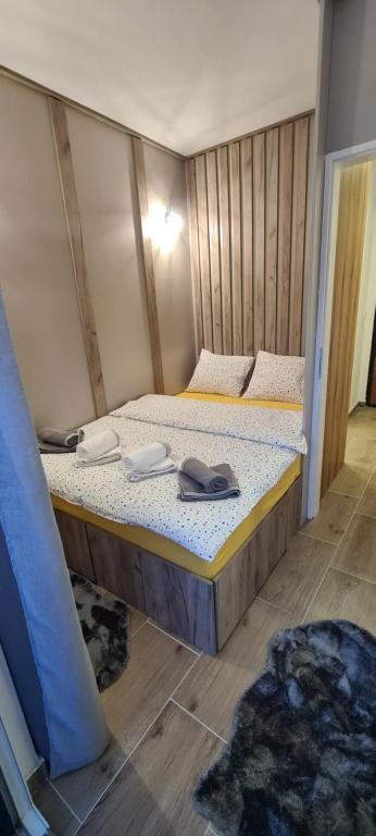 una camera con due letti con scarpe sopra di Apartman Mina Jezero a Divčibare
