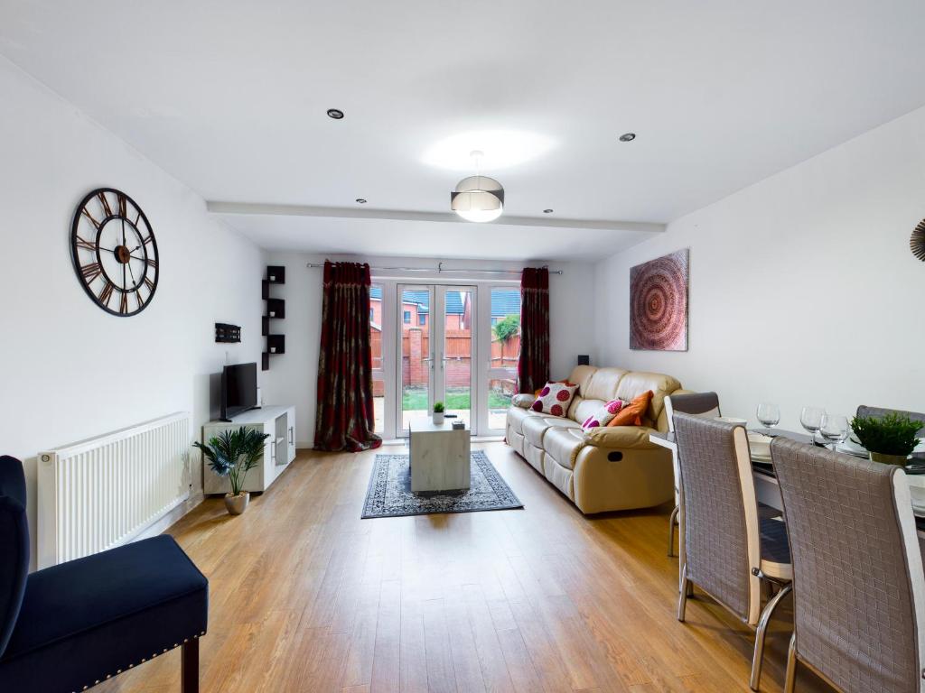 ein Wohnzimmer mit einem Sofa und einem Tisch in der Unterkunft Cheerful 5-BDR/3-BATH House w/ Free Parking in Reading