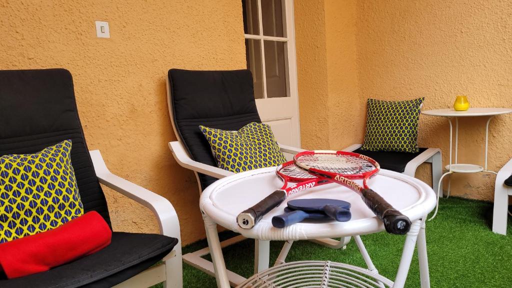 Posedenie v ubytovaní Casa con jardín a 30 metros de la playa. VC.