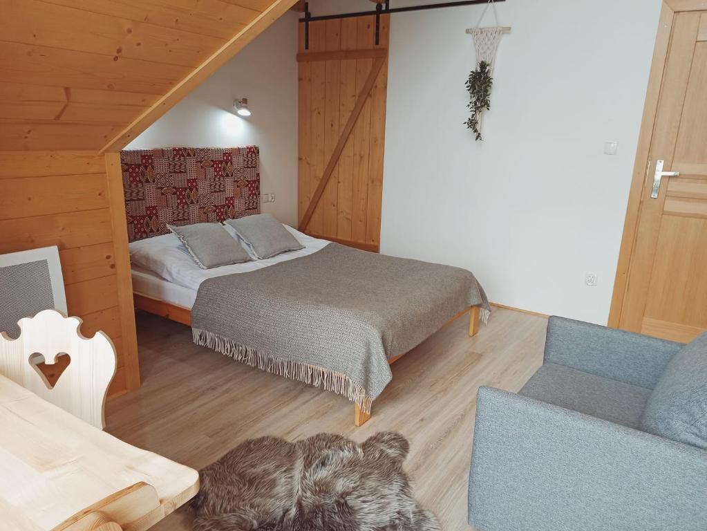 Posteľ alebo postele v izbe v ubytovaní Domek na Ubocy z widokiem i sauną