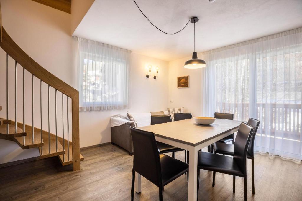 uma sala de jantar com mesa e cadeiras em Apartment Sis Residence Bun Ste em San Vigilio Di Marebbe