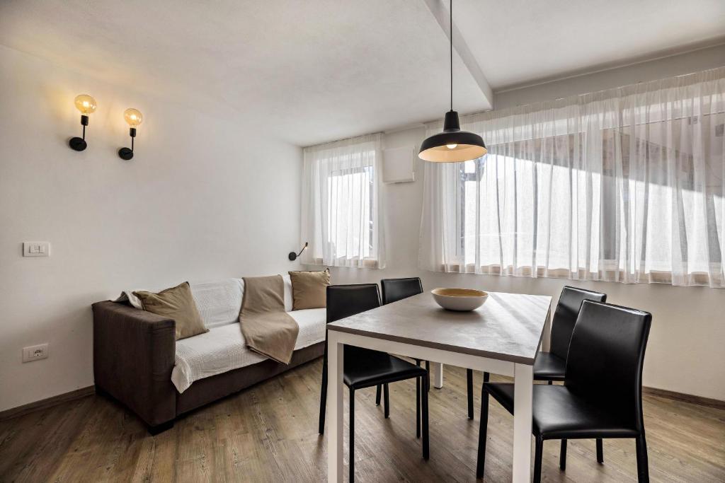 salon ze stołem i kanapą w obiekcie Apartment Dui Residence Bun Ste w mieście San Vigilio di Marebbe