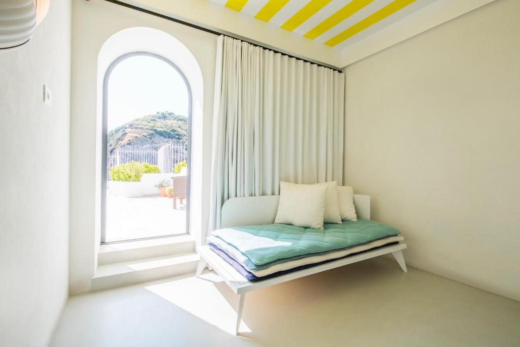 Una cama o camas en una habitación de Miramare Sea Resort & Spa