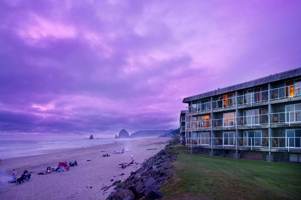 ein Hotel am Strand mit Leuten am Strand in der Unterkunft Tolovana Inn in Cannon Beach