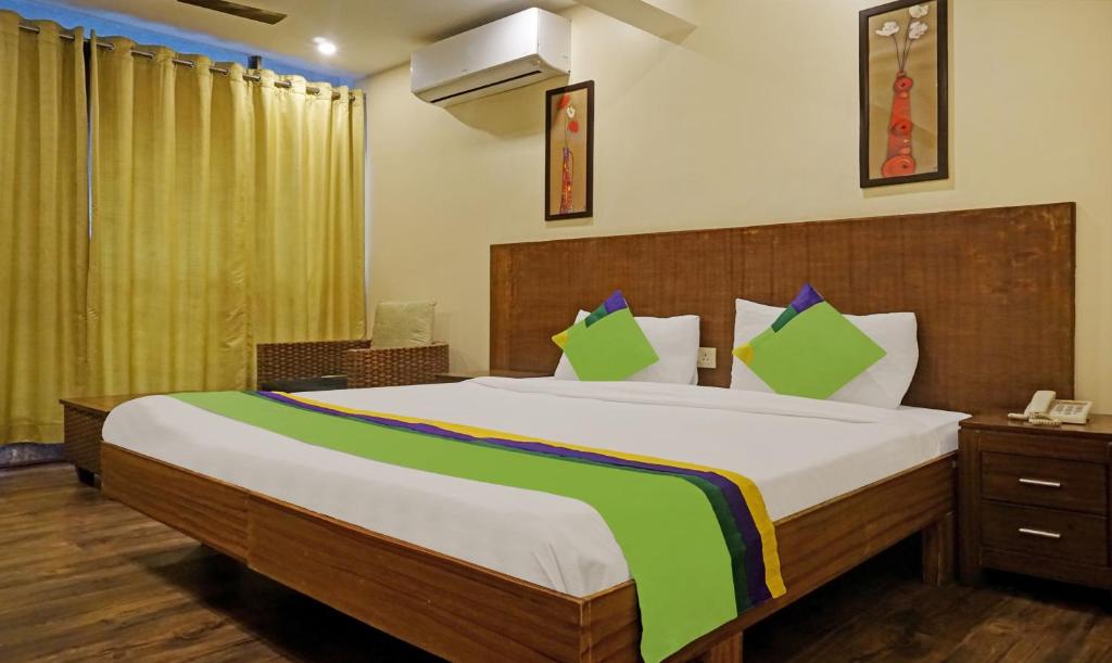 1 dormitorio con 1 cama grande en una habitación en The Elite Suites, en Pune