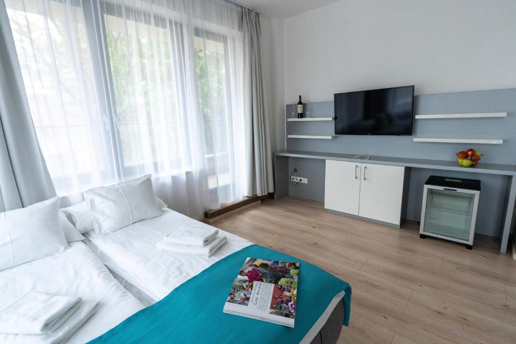 Televízia a/alebo spoločenská miestnosť v ubytovaní Zamárdi TOK