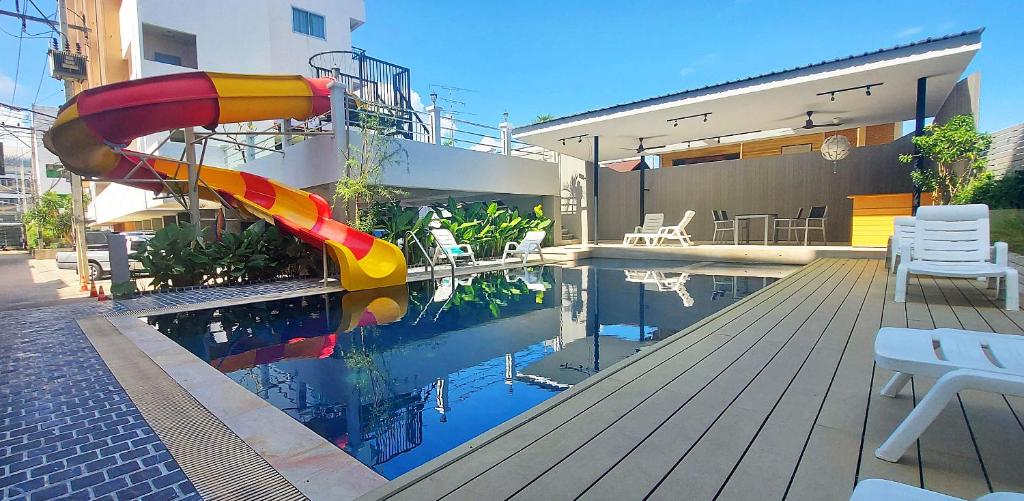 - une piscine avec toboggan dans une maison dans l'établissement Baan Manthana Hotel, Hua Hin, à Hua Hin