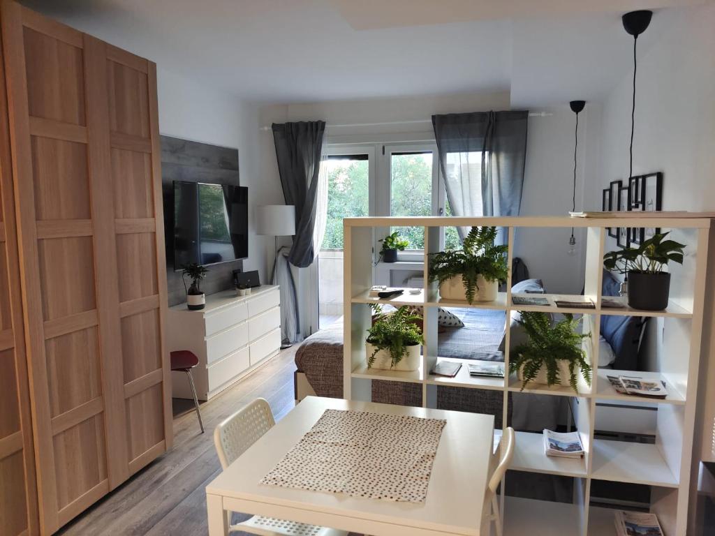 een woonkamer met een tafel en een aantal planten bij Girasole in Trento