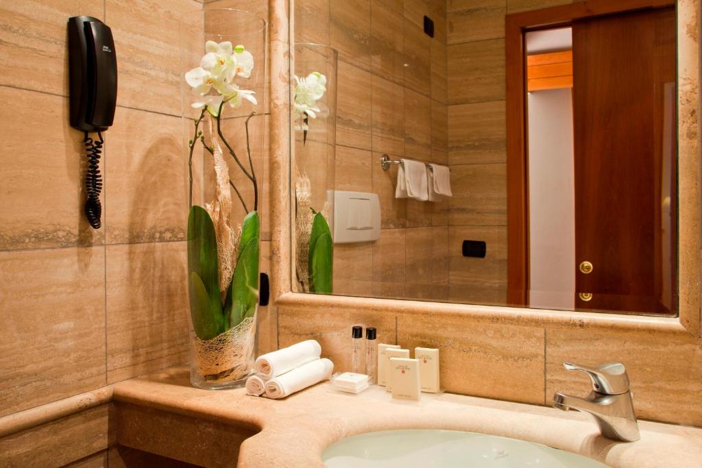 Koupelna v ubytování Hotel Diplomatic