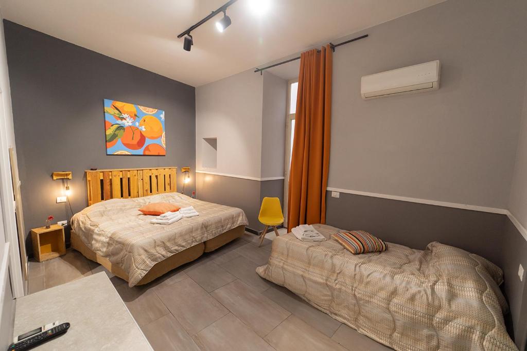 - une chambre avec 2 lits et une fenêtre dans l'établissement Le 4 Stagioni Dante H Napoli Centro, by ClaPa Group, à Naples