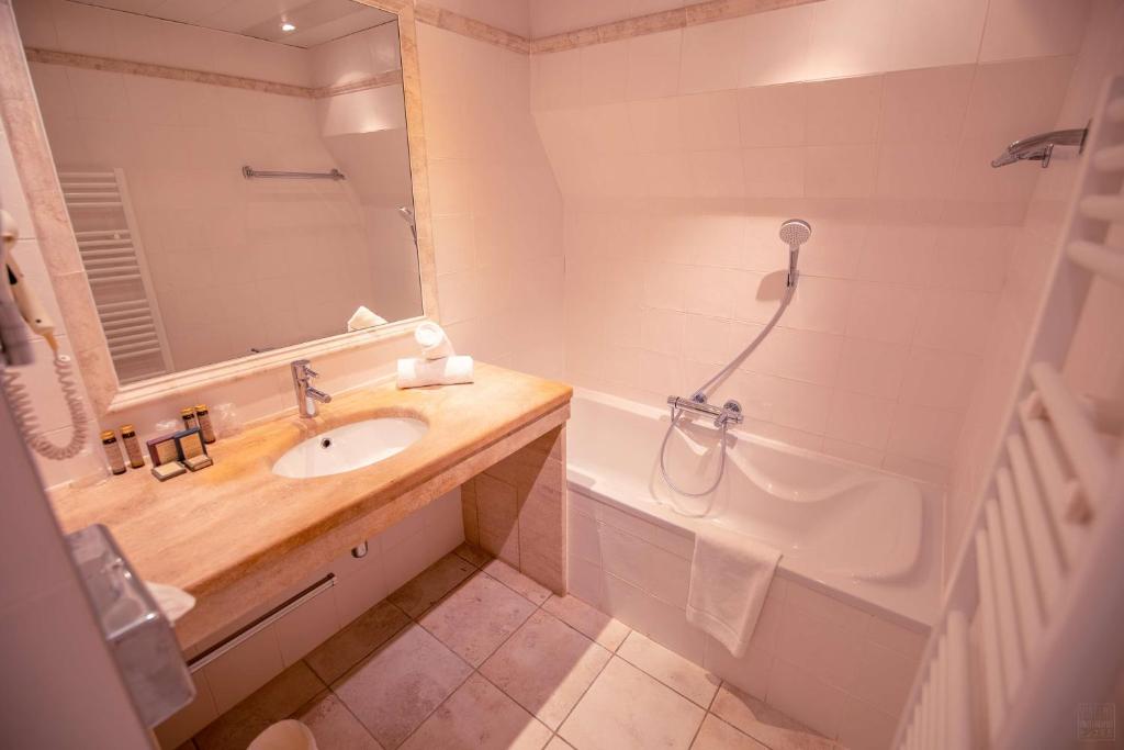 Uma casa de banho em Hôtel Le Donjon - Cœur de La Cité Médiévale